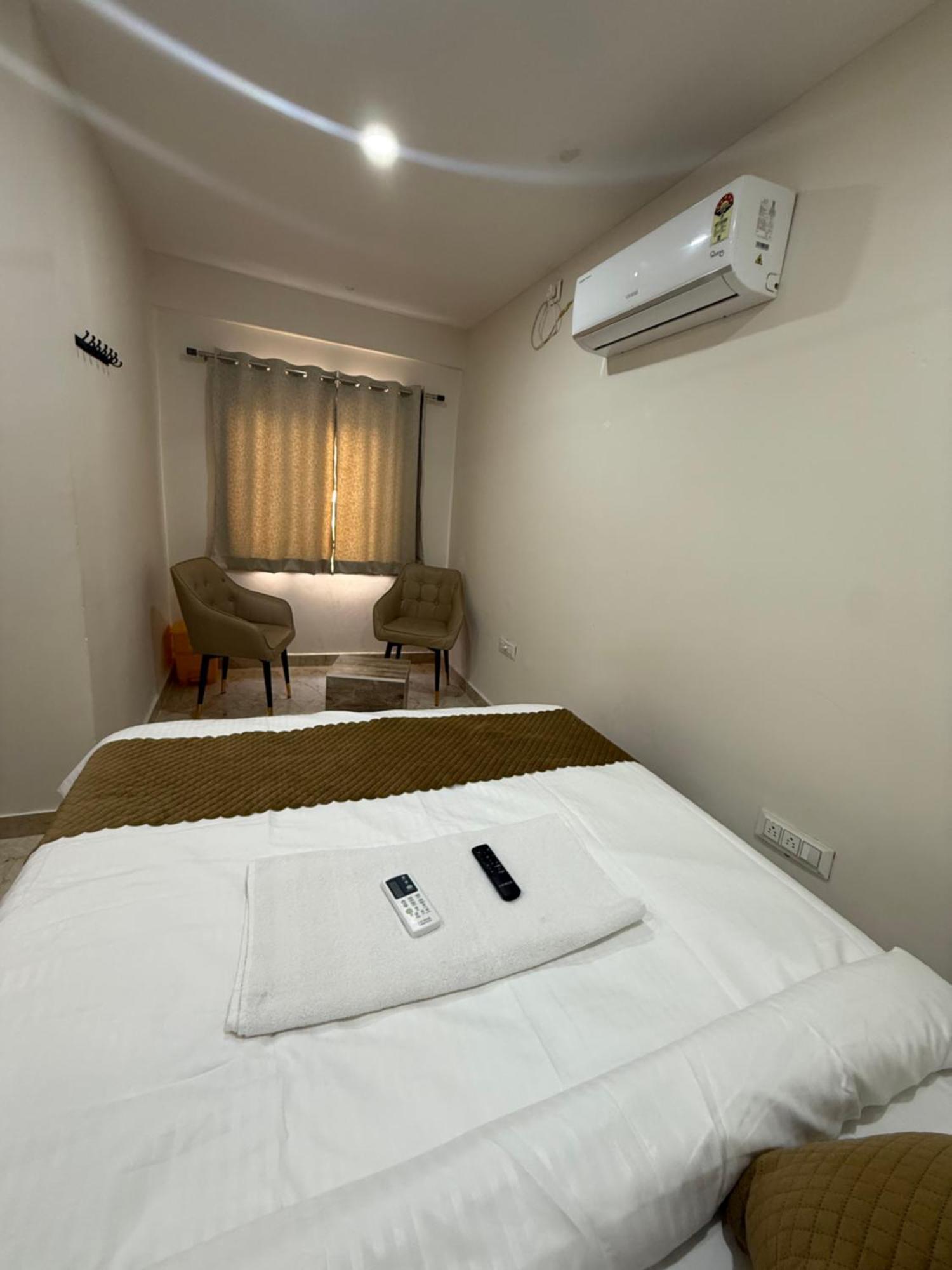 Vaaraahi Hotels Hyderabad Bagian luar foto