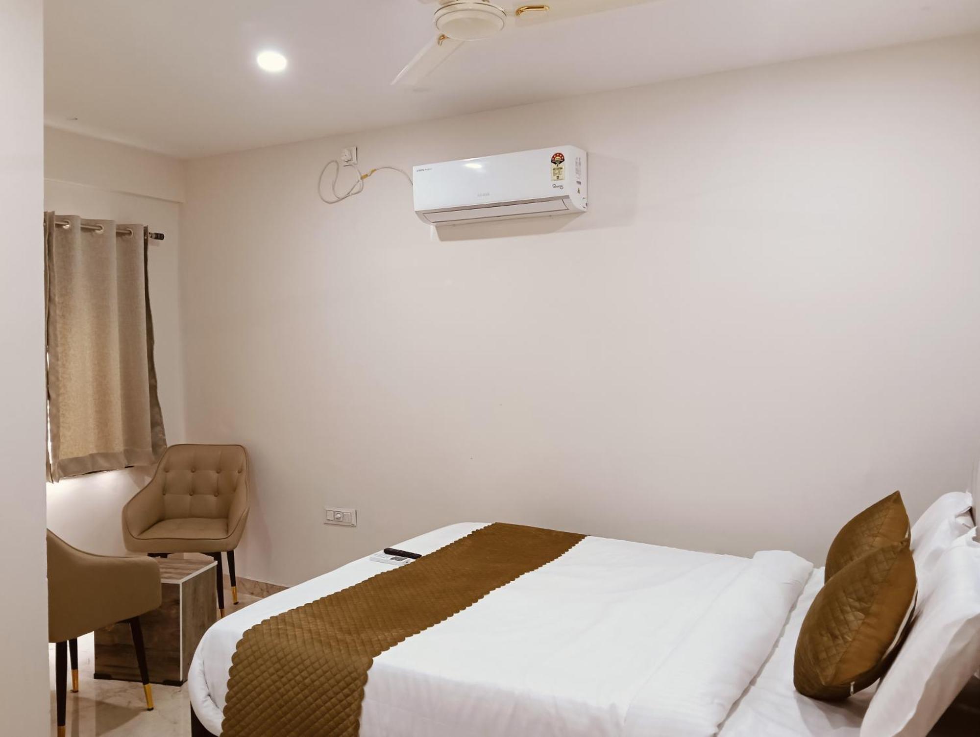 Vaaraahi Hotels Hyderabad Bagian luar foto