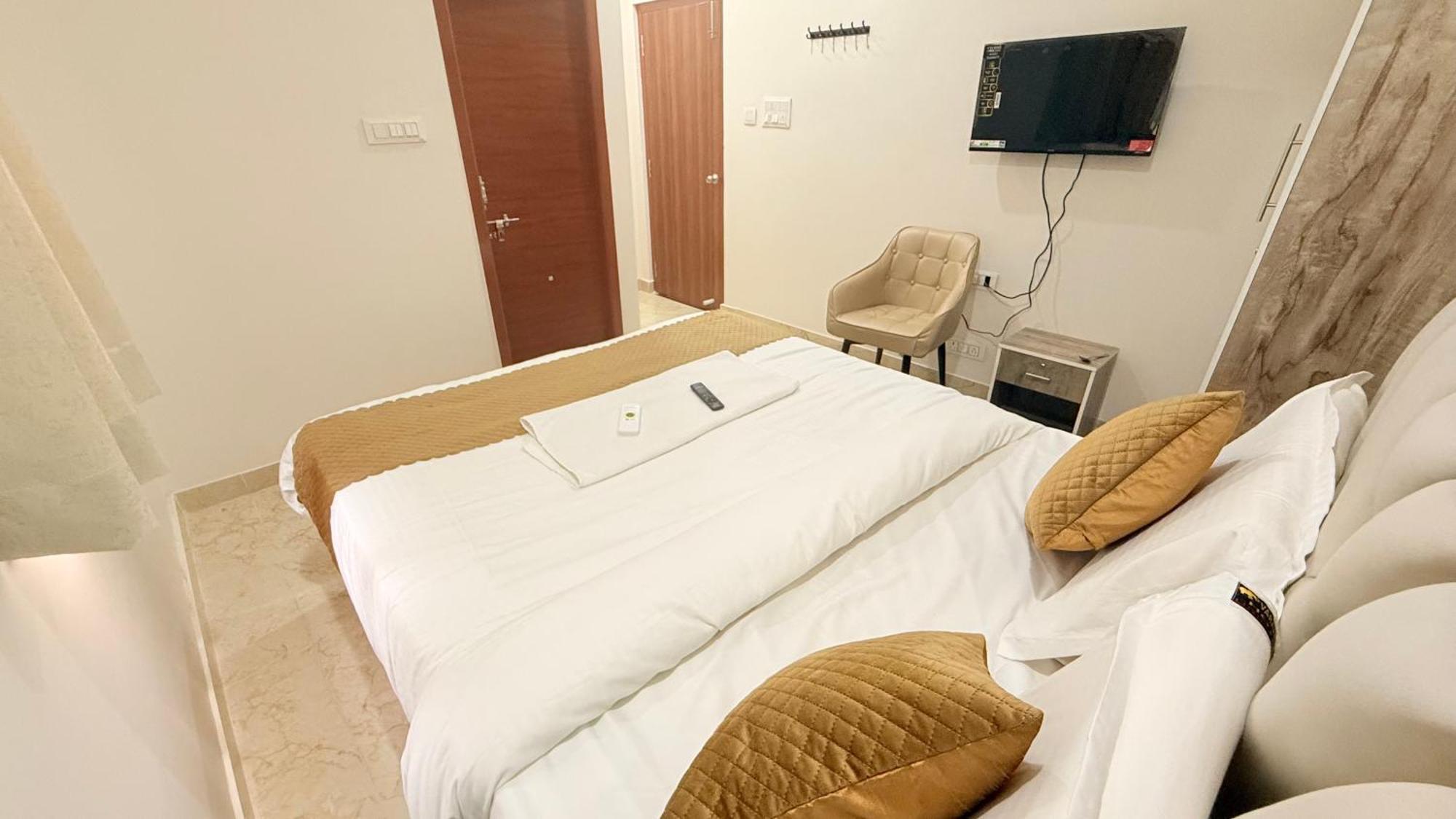 Vaaraahi Hotels Hyderabad Bagian luar foto