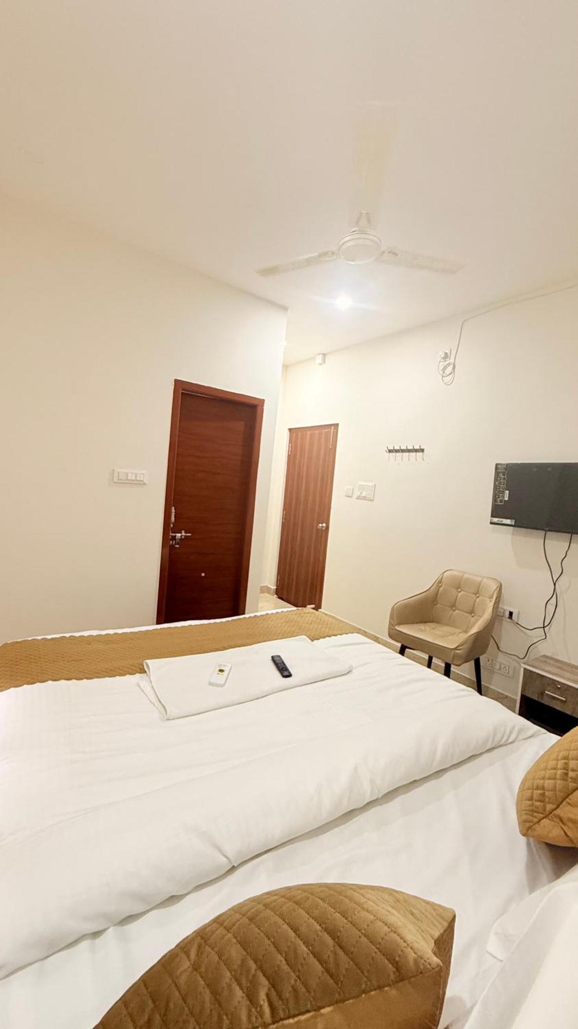 Vaaraahi Hotels Hyderabad Bagian luar foto
