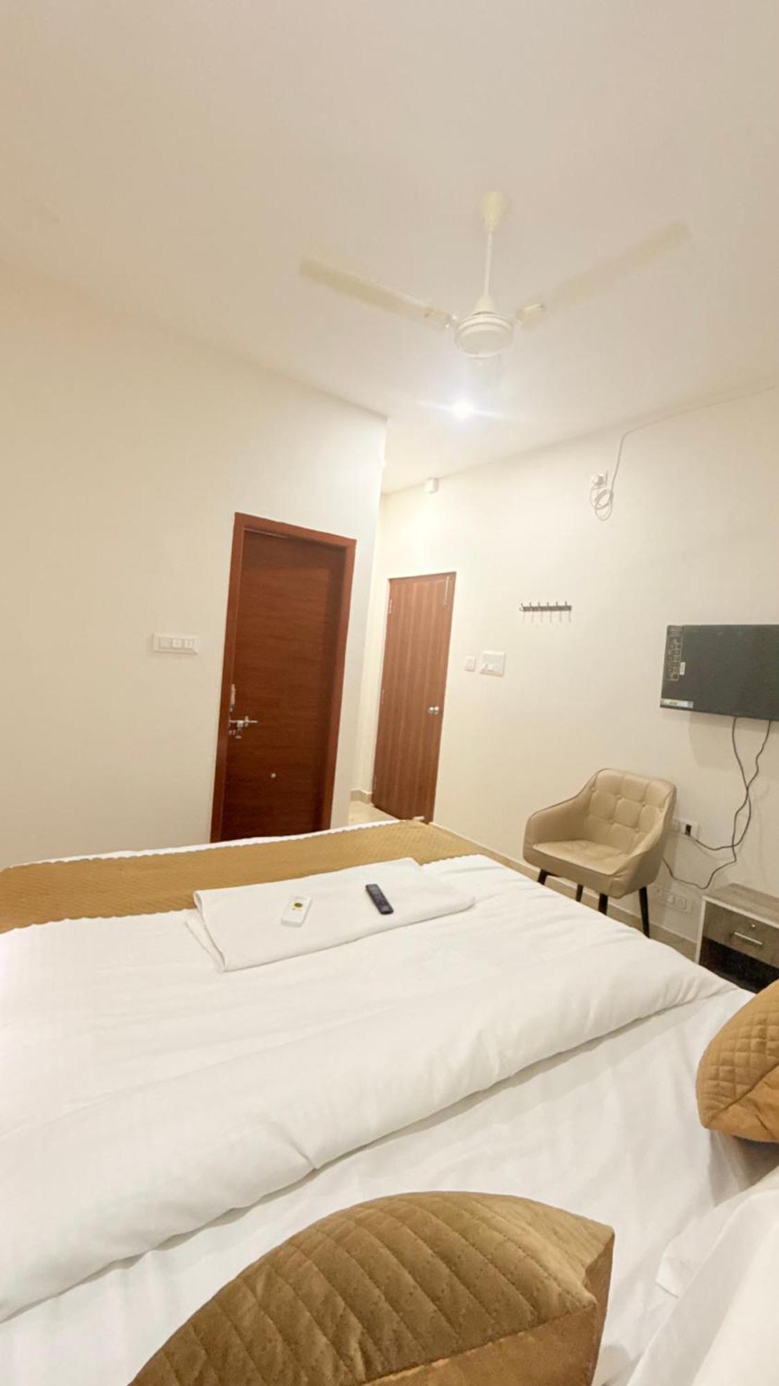 Vaaraahi Hotels Hyderabad Bagian luar foto