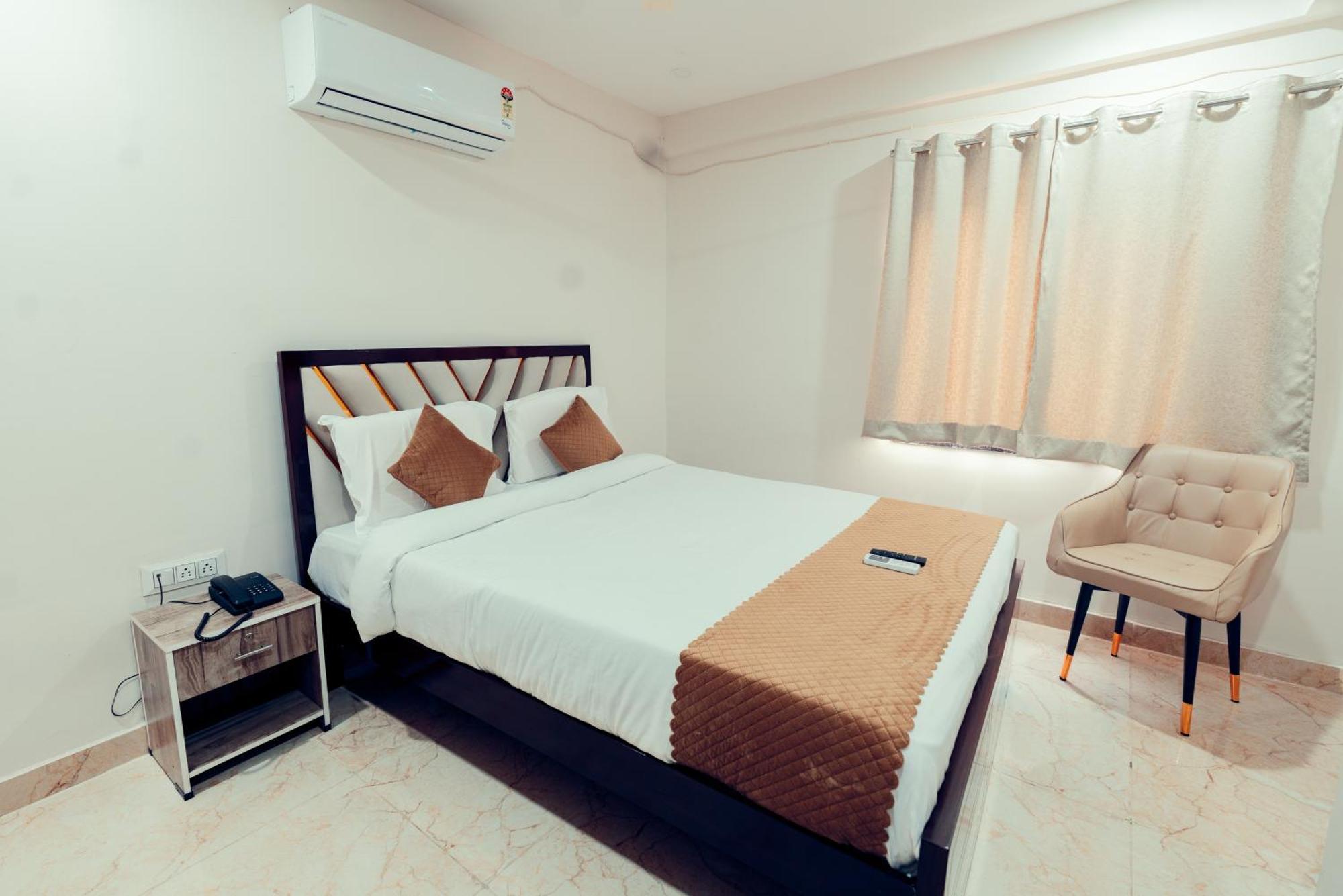 Vaaraahi Hotels Hyderabad Bagian luar foto