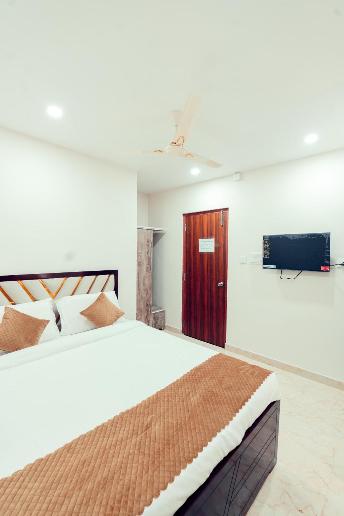 Vaaraahi Hotels Hyderabad Bagian luar foto